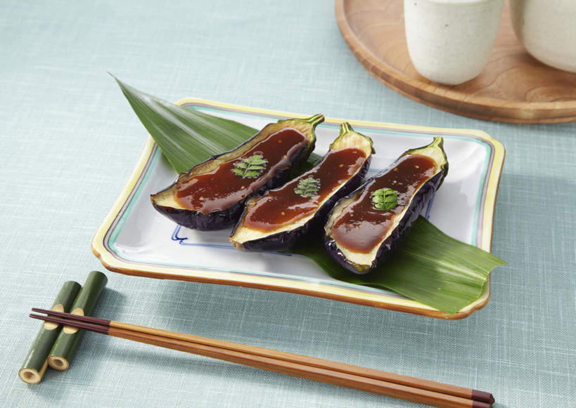 无人,横图,俯视,室内,特写,白天,烹饪,筷子,杯子,餐具,阴影,蓝色背景,芳香,反射,碟子,盘,影子,调料,酱料,酱汁,佐料,日本料理,料理,食品,筷架,调味品,调味料,筷枕,文化,传统,酱,菜肴,美食,食物,盘子,水杯,碟,日式料理,日式,摄影,佳肴,影棚,礼节,筷子架,棕叶,礼仪,抗菌,抗免氧化,抑菌,绿色银行,箸叶,茶杯,进餐用具,彩图,高角度拍摄,影棚拍摄,拍摄