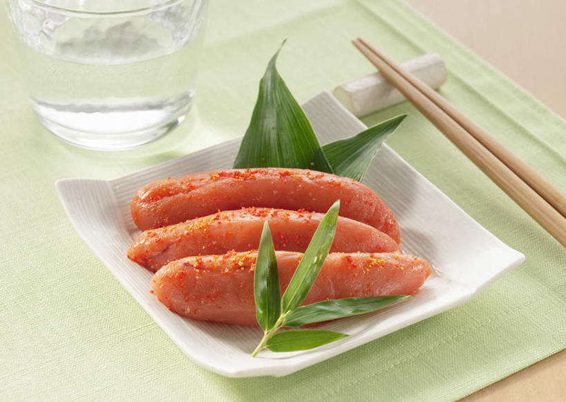 清酒,无人,横图,俯视,室内,特写,白天,烹饪,植物,筷子,桌面,桌子,杯子,餐具,叶子,一双,阴影,装饰,反射,木制,碟子,盘,纹理,影子,鱼卵,日本料理,料理,食品,绿叶,筷架,酒类,鱼籽,筷枕,文化,传统,菜肴,美食,玻璃制品,酒,食物,饮料,一个,绿色,盘子,餐巾,木制品,水杯,碟,日式料理,日式,嫩叶,摄影,佳肴,影棚,单个,礼节,华丽,修饰,筷子架,点缀,礼仪,肌理,衬托,美观,雅致,雅观,保洁方巾,口布,叶,叶片,叶脉,玻璃杯,进餐用具,彩图,高角度拍摄,影棚拍摄,拍摄,鳕鱼子