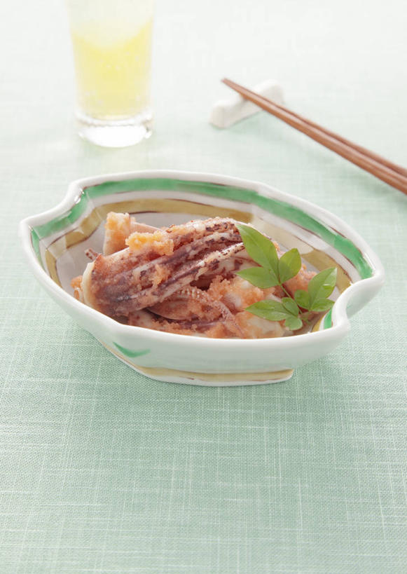 果汁,无人,竖图,俯视,室内,特写,白天,餐桌,筷子,桌子,鱿鱼,杯子,餐具,叶子,一堆,堆叠,堆积,布料,陶瓷,鱼卵,绿叶,筷架,陶瓷制品,饮品,鱼籽,布纹,筷枕,文化,传统,玻璃制品,桌布,饮料,一个,餐巾,容器,水杯,台布,碗,嫩叶,单个,餐台,储藏,堆,礼节,筷子架,储存,可口,礼仪,适口,叶,叶片,玻璃杯,进餐用具,柔鱼,枪乌贼,餐桌布,彩图,高角度拍摄,贮存