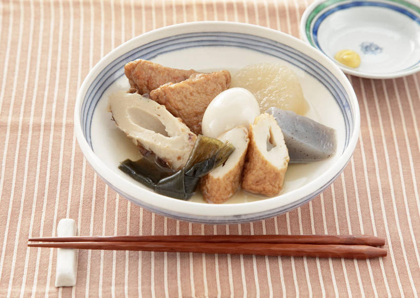 无人,横图,俯视,室内,特写,白天,烹饪,餐桌,筷子,桌子,萝卜,白萝卜,蔬菜,餐具,一双,阴影,新鲜,反射,布料,碟子,盘,影子,陶瓷,肉,鱼肉,日本料理,料理,食品,筷架,陶瓷制品,布纹,筷枕,文化,传统,菜肴,美食,肉类,桌布,食物,两个,盘子,餐巾,容器,碟,台布,碗,日式料理,日式,佳肴,有机食品,绿色食品,餐台,储藏,礼节,筷子架,储存,礼仪,肉食,鱼糕,进餐用具,莱菔,餐桌布,彩图,高角度拍摄,日本鱼糕,贮存