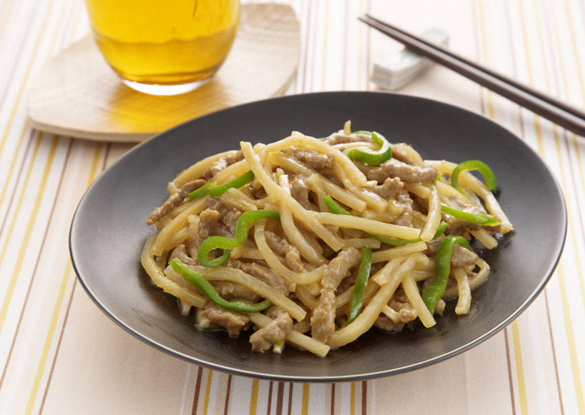 果汁,无人,横图,俯视,室内,特写,白天,烹饪,中餐,餐桌,筷子,桌子,辣椒,蔬菜,杯子,餐具,一堆,许多,切开,堆叠,堆积,新鲜,布料,碟子,盘,竹笋,肉,橙汁,料理,食品,筷架,饮品,很多,布纹,筷枕,文化,传统,猪肉,笋,菜肴,美食,肉类,玻璃制品,桌布,食物,饮料,盘子,餐巾,水杯,碟,台布,切,中式,佳肴,有机食品,绿色食品,餐台,堆,礼节,筷子架,甜橙,可口,礼仪,剖面,肉食,彩椒,切面,辣角,红海椒,大椒,辣虎,广椒,豚肉,适口,玻璃杯,进餐用具,橙子,橙,甜椒,柿子椒,辣子,海椒,番椒,灯笼椒,餐桌布,彩图,高角度拍摄,鹄壳,黄橙,黄果,金橙,金环,金球,糖橙