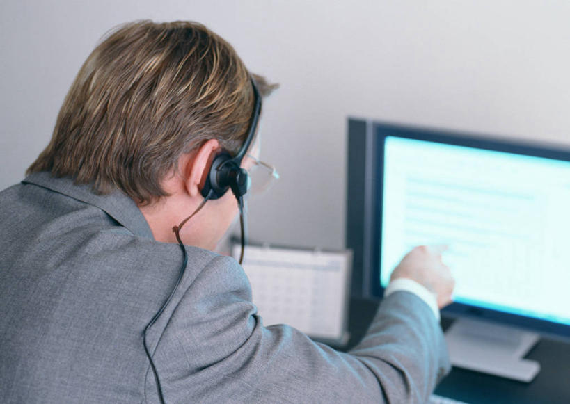 西方人,一个人,商务人士,商务男性,办公室,坐,横图,室内,白天,衬衫,通讯,客服,电脑,显示器,鼠标,键盘,家具,桌子,欧洲,欧洲人,仅一个男性,仅一个人,仅一个中年男性,一副,指,套装,网络,信息,眼镜,办公桌,话务员,指点,输入设备,通讯设备,背面,耳机,耳麦,话筒,台式电脑,服务,通信,协调,麦克风,头戴式耳麦,指向,销售,通信设备,商务装,近视眼镜,工薪阶层,输出设备,客服人员,电话销售,办公家具,接待员,客户服务,男人,男性,中年男性,白种人,白领,接线员,上班族,坐着,半身,彩图,衬衣,头戴式耳机