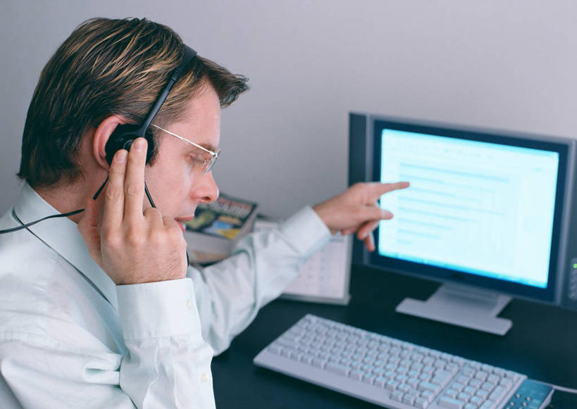 西方人,一个人,商务人士,商务男性,办公室,坐,闭眼,横图,室内,白天,侧面,衬衫,通讯,客服,电脑,显示器,鼠标,键盘,家具,桌子,欧洲,欧洲人,仅一个男性,仅一个人,仅一个中年男性,一副,指,套装,网络,信息,眼镜,办公桌,听,话务员,指点,输入设备,通讯设备,耳机,耳麦,话筒,台式电脑,服务,通信,协调,麦克风,头戴式耳麦,指向,销售,通信设备,商务装,近视眼镜,工薪阶层,输出设备,客服人员,电话销售,办公家具,接待员,客户服务,男人,男性,中年男性,白种人,白领,接线员,上班族,闭眼睛,闭着眼,闭着眼睛,坐着,半身,彩图,衬衣,头戴式耳机