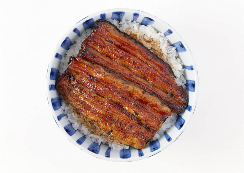 海鲜,米饭,鳗鱼,无人,横图,俯视,室内,特写,白天,白色背景,烹饪,桌面,桌子,鳗鲡,阴影,反射,木制,影子,陶瓷,肉,鱼肉,日本料理,料理,食品,陶瓷制品,饭,水产,菜肴,美食,肉类,海洋生物,食物,一个,木制品,容器,碗,日式料理,日式,摄影,鳗鱼饭,佳肴,影棚,单个,储藏,五谷,储存,水生动物,海产品,水生物,肉食,河鳗,海底动物,白鳗,青鳝,风馒,白鳝,彩图,高角度拍摄,影棚拍摄,拍摄,贮存