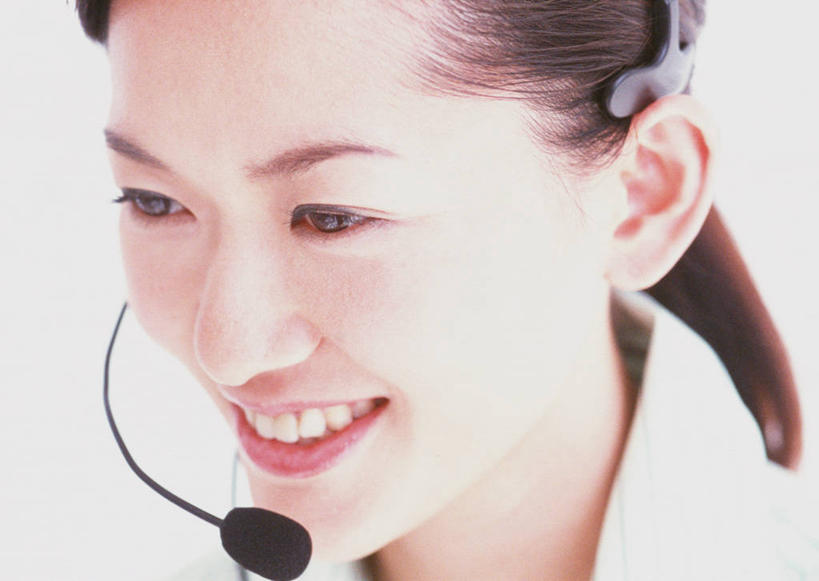 东方人,脸,头,脸颊,一个人,商务人士,商务女性,横图,室内,特写,白天,白色背景,正面,通讯,客服,亚洲,仅一个年轻女性,仅一个女性,仅一个人,握,阴影,套装,反射,信息,影子,话务员,注视,黄种人,肩膀,耳机,耳麦,话筒,观察,看,服务,握着,通信,摄影,影棚,观看,协调,察看,麦克风,头戴式耳麦,关注,销售,商务装,工薪阶层,客服人员,电话销售,接待员,客户服务,年轻女性,女人,女性,亚洲人,头部,脸部,脸蛋,面部,白领,接线员,上班族,半身,彩图,影棚拍摄,拍摄,头戴式耳机