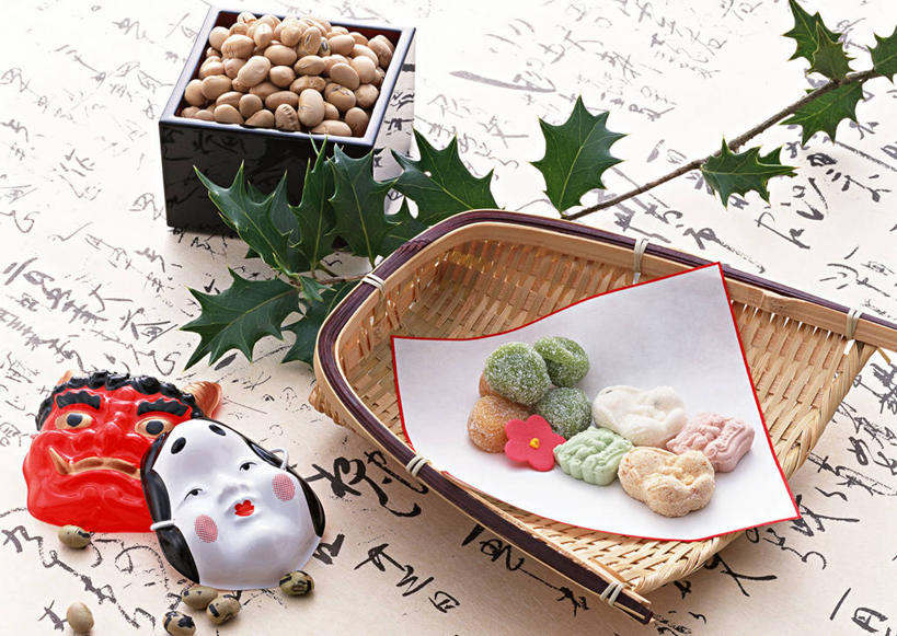 点心,无人,横图,俯视,室内,特写,白天,植物,豆,大豆,蔬菜,阴影,日本文化,新鲜,艺术,反射,木制,日文,标志,假面具,面具,木盒,书法,文字,影子,纸,字符,和果子,豆类,豆子,毛豆,食品,甜点,甜品,文化,标识,传统,小吃,畚箕,食物,糕点,木制品,容器,甜食,日式,冬青,有机食品,绿色食品,簸箕,希望,储藏,生命,储存,毛笔字,宣纸,豆科,槲寄生,北寄生,桑寄生,柳寄生,黄寄生,冻青,寄生子,日语,枝豆,丰饶,纸寿千年,纸中之王,泾县纸,黄豆,彩图,高角度拍摄,中国书法,日本小吃,鬼面,鬼形脸谱,能剧面具,能面,贮存