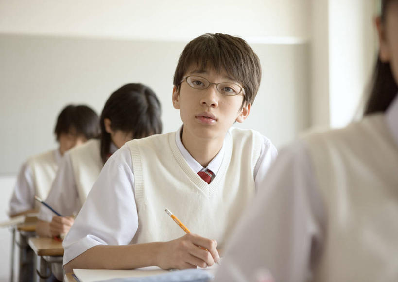 东方人,四个人,伙伴,朋友,学校,坐,横图,室内,白天,正面,衬衫,制服,友谊,桌子,亚洲,一副,握,阴影,服装,朦胧,模糊,反射,笔,眼镜,影子,墙,办公用品,领带,注视,黄种人,书桌,校园,墙壁,墙面,文具,白色,课桌,铅笔,学习用品,观察,看,教室,同学,校服,握着,观看,文具用品,察看,校友,关注,近视眼镜,学生服,同窗,学友,友情,男人,男性,年轻男性,年轻女性,女人,女性,亚洲人,坐着,半身,彩图,衬衣,日本校服