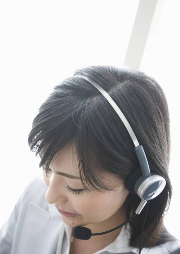 东方人,脸,头,脸颊,一个人,商务人士,商务女性,办公室,竖图,俯视,室内,特写,白天,通讯,客服,窗户,亚洲,仅一个年轻女性,仅一个女性,仅一个人,套装,信息,话务员,注视,黄种人,肩膀,玻璃窗,耳机,耳麦,话筒,低头,观察,看,服务,通信,观看,协调,察看,麦克风,头戴式耳麦,关注,销售,商务装,工薪阶层,客服人员,电话销售,垂头,接待员,客户服务,年轻女性,女人,女性,亚洲人,头部,脸部,脸蛋,面部,白领,接线员,上班族,半身,彩图,高角度拍摄,头戴式耳机