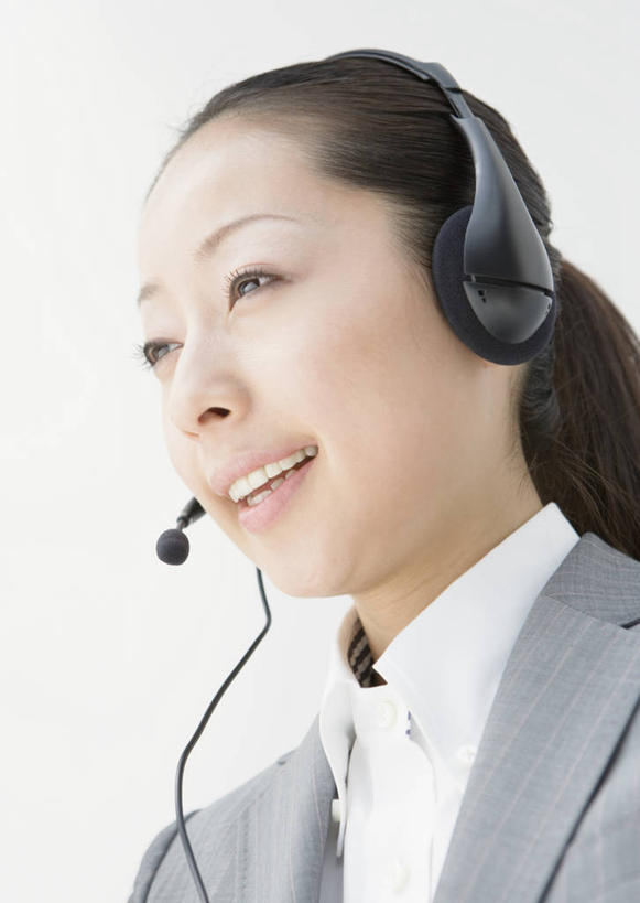 东方人,脸,头,脸颊,一个人,坐,笑,微笑,露齿笑,竖图,室内,特写,白天,白色背景,正面,通讯,客服,亚洲,仅一个年轻女性,仅一个女性,仅一个人,阴影,反射,信息,影子,话务员,注视,黄种人,肩膀,耳机,耳麦,话筒,观察,看,服务,通信,摄影,影棚,观看,协调,察看,麦克风,头戴式耳麦,关注,销售,客服人员,电话销售,接待员,客户服务,年轻女性,女人,女性,亚洲人,头部,脸部,脸蛋,面部,接线员,坐着,半身,彩图,影棚拍摄,拍摄,头戴式耳机