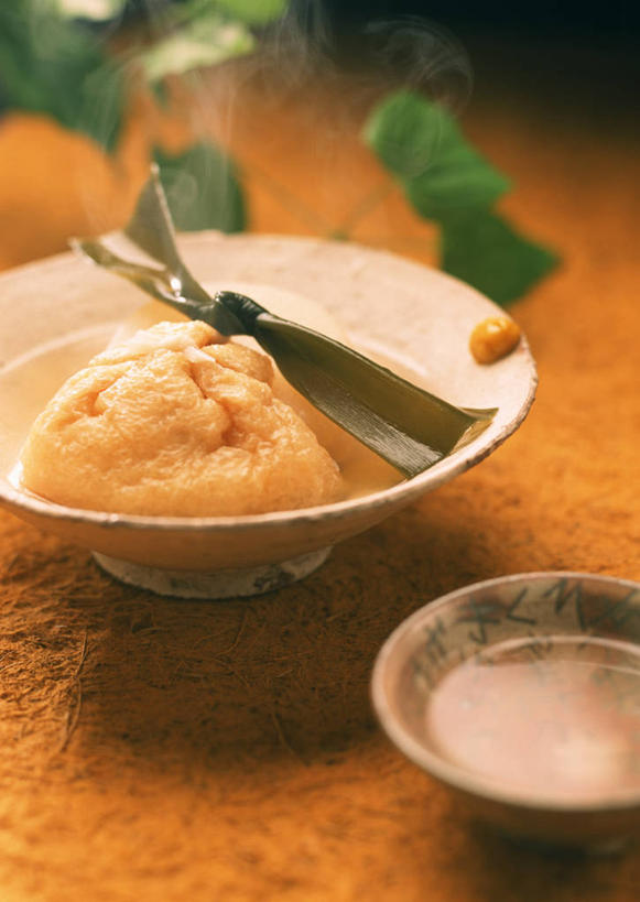豆腐,无人,竖图,俯视,室内,特写,白天,烹饪,植物,雾,桌面,桌子,叶子,阴影,沸腾,朦胧,模糊,反射,木制,蒸汽,纹理,影子,陶瓷,调料,海带,日本料理,料理,食品,绿叶,陶瓷制品,水蒸气,雾气,调味品,调味料,火锅,菜肴,美食,食物,绿色,木制品,容器,碗,日式料理,日式,嫩叶,佳肴,储藏,气体,豆制品,储存,肌理,蒸发,江白菜,暖锅,叶,叶片,叶脉,彩图,高角度拍摄,贮存