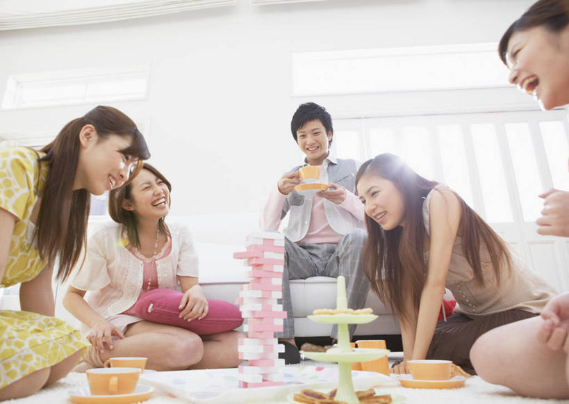 东方人,伙伴,朋友,客厅,坐,笑,盘腿,微笑,露齿笑,横图,室内,白天,仰视,爱情,游戏,友谊,幸福,智慧,茶,地板,地毯,沙发,杯子,餐具,玩具,亚洲,五个人,阴影,服装,朦胧,模糊,装饰,编织,反射,碟子,盘,影子,手工艺品,陶瓷,红茶,茶叶,陶瓷制品,织物,地面,许多人,浪漫,玩,注视,休闲装,黄种人,娱乐,木地板,衣服,盘子,水杯,工艺品,碟,低头,观察,看,一群人,享受,休闲,温暖,温馨,休闲服,积木,恩爱,放松,乐趣,益智,恋人,服饰,观看,活动,华丽,修饰,点缀,和睦,察看,提神,起居室,舒适,思维,发泄,关注,消遣,智力,醒脑,想象,布艺沙发,抽积木,宣泄,衬托,美观,雅致,雅观,垂头,客堂,友情,男人,男性,年轻男性,年轻女性,女人,女性,亚洲人,情侣,茶杯,盘腿而坐,盘膝,盘着腿的,盘着腿坐,双腿交叉,玩耍,嬉戏,坐着,半身,彩图,低角度拍摄,伴侣,融洽