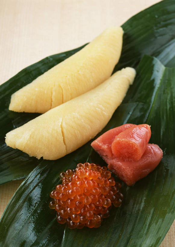 海鲜,无人,竖图,俯视,室内,特写,白天,烹饪,餐桌,桌子,叶子,一堆,许多,阴影,堆叠,堆积,反射,影子,鲱鱼子,鱼卵,日本料理,料理,食品,绿叶,鱼籽,水产,鲑鱼卵,菜肴,美食,海洋生物,食物,日式料理,日式,嫩叶,佳肴,餐台,堆,水生动物,海产品,水生物,海底动物,叶,叶片,彩图,高角度拍摄,鳕鱼子