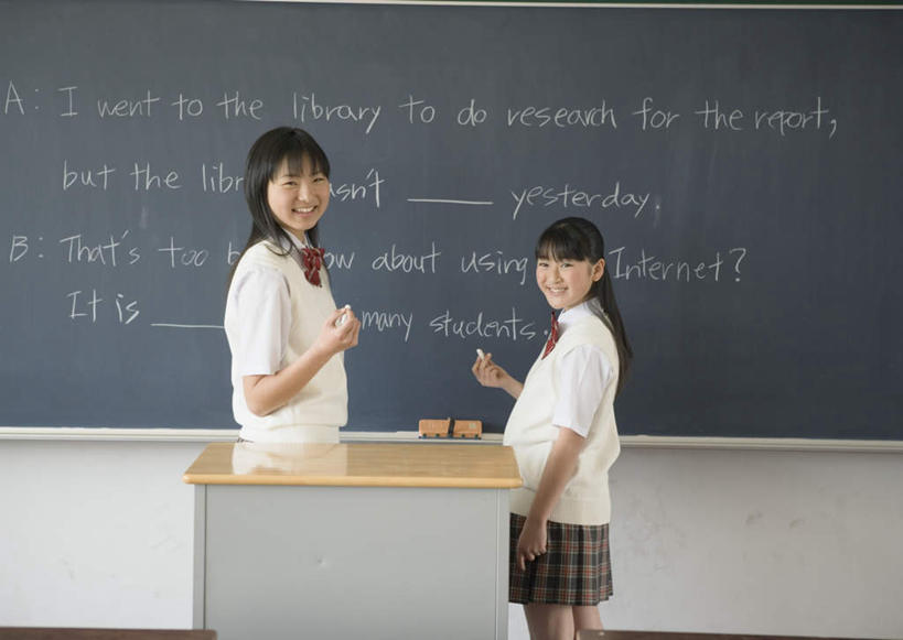 东方人,两个人,伙伴,朋友,学校,站,笑,微笑,露齿笑,横图,室内,白天,侧面,制服,友谊,亚洲,握,阴影,服装,反射,英文,笔,标志,工具,文字,影子,字符,字母,扭头,注视,黄种人,标识,领巾,校园,一个,粉笔,黑板擦,讲台,学习用品,黑板,观察,看,站着,转头,教室,同学,校服,教学,握着,单个,观看,英文字母,文具用品,察看,校友,关注,水手服,学生服,同窗,学友,耐磨,白垩,教学黑板,粉笔擦,友情,年轻女性,女人,女性,亚洲人,站立,半身,彩图,领饰,女生校服,女子校服,日本校服,水兵服