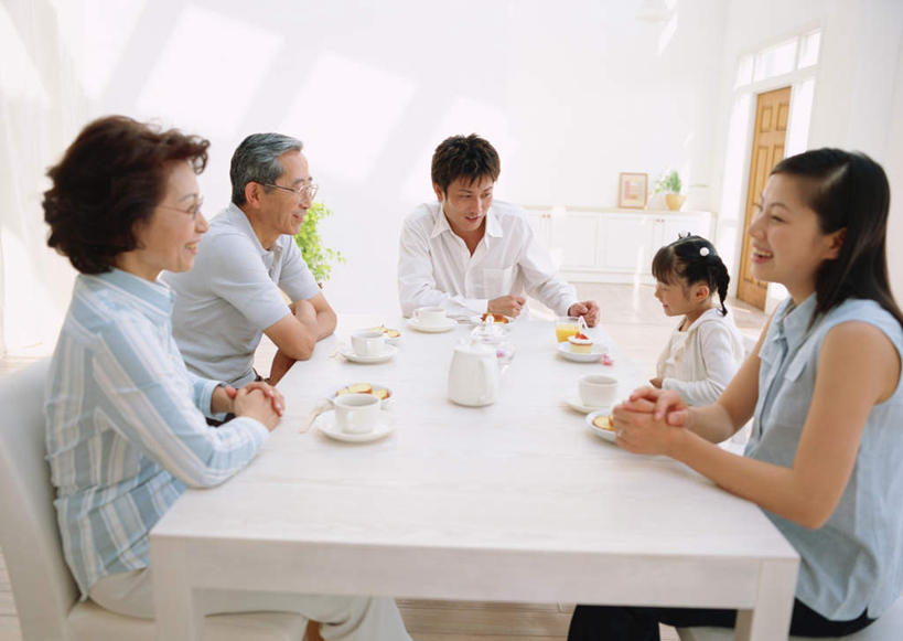 点心,面包,果汁,东方人,儿童,老年人,夫妻,母亲,父亲,女儿,祖母,祖父,三代同堂,客厅,坐,笑,微笑,露齿笑,横图,室内,白天,正面,爱情,纯洁,餐桌,门,桌子,杯子,餐具,亚洲,五个人,握,服装,瓷器,碟子,盘,墙,橙汁,食品,面点,咖啡杯,陶瓷制品,饮品,许多人,浪漫,拿,拿着,注视,休闲装,黄种人,吐司,祖孙三代,墙壁,墙面,玻璃制品,食物,糕点,饮料,小孩,衣服,白色,盘子,水杯,碟,门框,观察,看,一群人,休闲,温暖,温馨,父女,母女,休闲服,恩爱,父爱,可爱,母爱,童年,童趣,握着,恋人,服饰,奶奶,爷爷,餐台,观看,祖孙,法式面包,和睦,察看,起居室,甜橙,关注,可口,瓷杯,童真,吐司面包,烂漫,无邪,外婆,外孙女,外祖母,外公,外祖父,客堂,适口,天真,老年男性,老年女性,男人,男性,年轻男性,年轻女性,女孩,女人,女性,亚洲人,孩子,年轻人,夫妇,情侣,全家福,孙女,玻璃杯,橙子,橙,坐着,半身,彩图,多士,听型面包,鹄壳,黄橙,黄果,金橙,金环,金球,糖橙,伴侣,融洽,女生,爸爸,多代同堂,妈妈