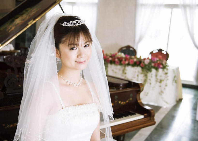 东方人,一个人,新娘,站,笑,微笑,横图,室内,白天,侧面,婚纱,婚礼,快乐,键盘,窗户,窗帘,落地窗,皇冠,叶子,椅子,亚洲,仅一个年轻女性,仅一个女性,仅一个人,阴影,头纱,庆祝,装饰,盛开,反射,头饰,影子,钢琴,绿叶,乐器,三角钢琴,结婚,花蕾,注视,黄种人,玻璃窗,花,花瓣,花朵,鲜花,帘子,发箍,发饰,饰品,花苞,花蕊,观察,看,站着,喜庆,嫩叶,遮阳,头箍,观看,纪念,华丽,修饰,点缀,权威,察看,键盘乐器,高贵,关注,发卡,配饰,衬托,美观,雅致,雅观,一顶,权力,统治,年轻女性,女人,女性,亚洲人,叶,叶片,王冠,站立,半身,彩图,婚礼服,礼服,高兴,婚礼头纱
