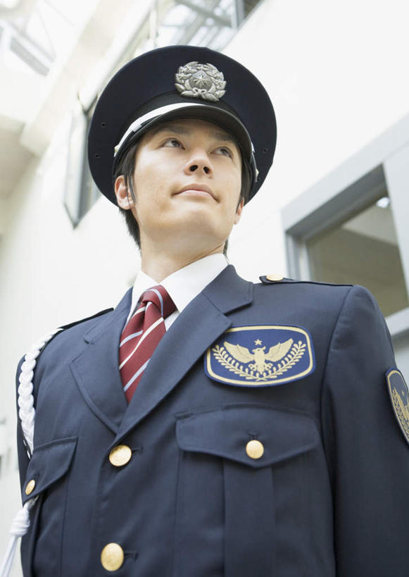 东方人,一个人,警察,警卫,站,竖图,室内,白天,仰视,工作服,制服,窗户,帽子,亚洲,仅一个男性,仅一个人,服装,墙,领带,注视,黄种人,玻璃窗,墙壁,墙面,仅一个年轻男性,衣服,观察,看,站着,服饰,观看,察看,象征,衣着,庄重,穿着,关注,身份,正式,地位,工作制服,衣饰,男人,男性,年轻男性,亚洲人,保安,警卫员,看守,卫兵,抬头,仰头,站立,半身,彩图,低角度拍摄,工作套服