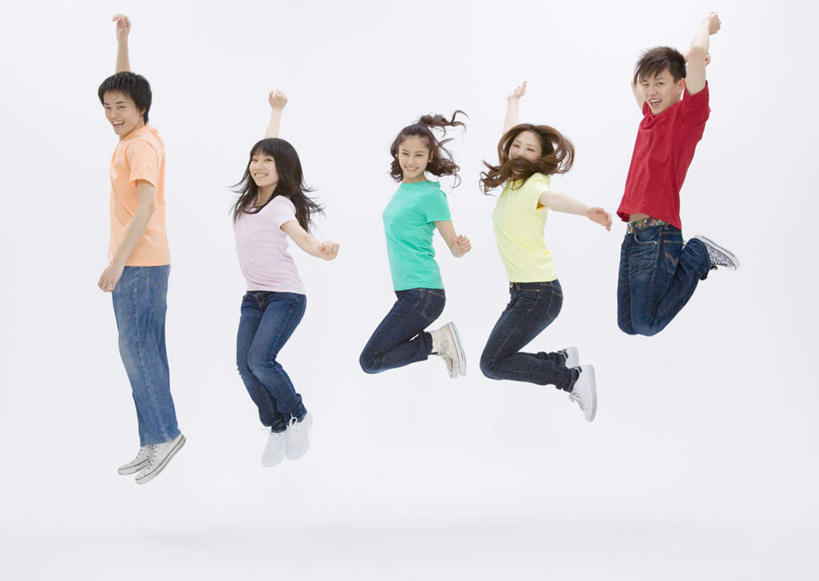 东方人,伙伴,朋友,跳,伸展双臂,笑,微笑,露齿笑,横图,彩色,室内,白天,白色背景,侧面,爱情,友谊,亚洲,五个人,一排,服装,裤子,整齐,许多人,半空,浪漫,扭头,注视,牛仔裤,休闲装,黄种人,排列,衣服,观察,看,转头,一群人,休闲,温暖,温馨,休闲服,恩爱,恋人,摄影,服饰,影棚,观看,五颜六色,色彩斑斓,和睦,察看,队列,关注,五彩缤纷,五彩斑斓,五光十色,友情,男人,男性,年轻男性,年轻女性,女人,女性,亚洲人,情侣,敞开双臂,伸开双臂,跳跃,展开双肩,张开手臂,张开双臂,彩图,全身,影棚拍摄,拍摄,伴侣,融洽