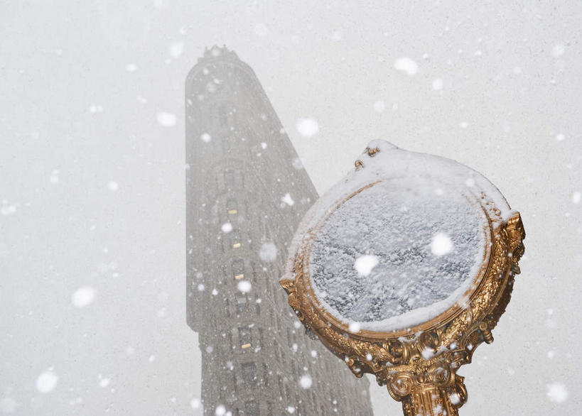 无人,横图,室外,白天,仰视,旅游,度假,雪,雾,大雪,标志建筑,城市,地标,建筑,纽约,美国,朦胧,模糊,时间,时钟,积雪,雪景,冬季,冬天,曼哈顿,计时,娱乐,建设,钟表,享受,休闲,表,旅游胜地,放松,寒冷,座钟,迷雾,北美,北美洲,美洲,第五大道,纽约州,帝国之州,帝国州,北亚美利加洲,亚美利加洲,严寒,纽约第五街,福勒大厦,熨斗大厦,钟,大雾,彩图,低角度拍摄,曼哈顿岛