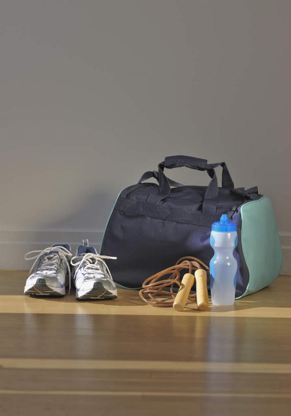 无人,跳绳,竖图,室内,特写,白天,正面,运动鞋,水,地板,静物,鞋子,阴影,反射,包,皮包,液体,影子,地面,饮用水,木地板,瓶子,绳子,塑料制品,矿泉水,塑料瓶,摄影,影棚,休闲鞋,绳索,单肩包,蒸馏水,彩图,影棚拍摄,拍摄