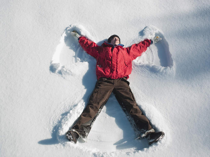 西方人,一个人,躺,伸展双臂,横图,俯视,室外,白天,雪,大雪,帽子,欧洲,欧洲人,仅一个年轻女性,仅一个女性,仅一个人,阴影,服装,光线,影子,积雪,雪景,冬季,冬天,衣服,红色,阳光,温暖,寒冷,服饰,张开双腿,保暖,御寒,滑雪服,编织帽,严寒,展开双腿,竞技服,旅游服,卧着,冬装,年轻女性,女人,女性,白种人,敞开双臂,伸开双臂,躺着,卧,展开双肩,张开手臂,张开双臂,彩图,高角度拍摄,全身,伸展双腿