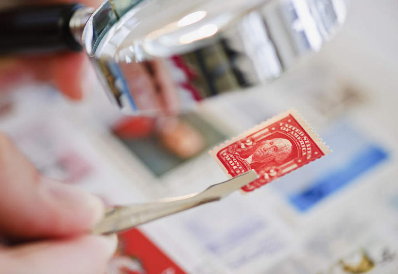 西方人,手,一个人,横图,俯视,室内,特写,白天,仪器,金属制品,欧洲,欧洲人,仅一个男性,仅一个人,仅一个中年男性,握,检查,朦胧,模糊,反射,分析,科学,金属,放大镜,镊子,拿,拿着,观察,手部,清晰,探索,握着,放大,观看,单手,仔细,透镜,凸透镜,聚焦,关注,邮票,光学,清楚,男人,男性,中年男性,白种人,半身,彩图,高角度拍摄