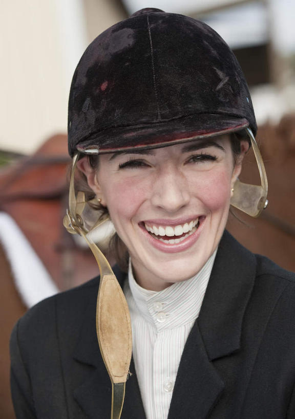 西方人,一个人,农场,站,笑,微笑,露齿笑,竖图,室外,白天,正面,畜牧业,牧场,欧洲,欧洲人,仅一个年轻女性,仅一个女性,仅一个人,服装,朦胧,模糊,注视,马场,座位,马鞍,衣服,黑色,观察,看,站着,服饰,观看,察看,衣着,穿着,关注,骑马装,畜牧,牧业,衣饰,马具,年轻女性,女人,女性,白种人,站立,半身,彩图