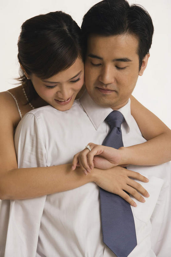 东方人,两个人,夫妻,商务人士,商务男性,站,闭眼,抱,竖图,室内,白天,正面,衬衫,爱情,亚洲,套装,领带,浪漫,黄种人,装饰品,戒指,饰品,首饰,站着,恩爱,恋人,抱着,信物,搂着,权利,象征,庄重,商务装,身份,工薪阶层,正式,地位,手饰,男人,男性,女人,女性,中年男性,中年女性,亚洲人,夫妇,情侣,白领,上班族,闭眼睛,闭着眼,闭着眼睛,搂,搂抱,站立,半身,彩图,衬衣,伴侣