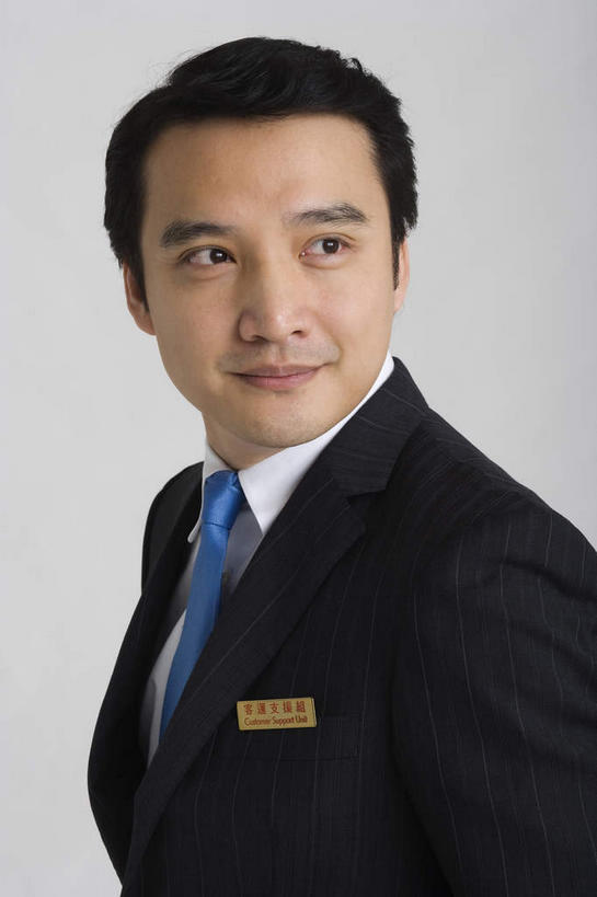 东方人,一个人,商务人士,商务男性,笑,微笑,竖图,室内,白天,白色背景,侧面,衬衫,亚洲,仅一个男性,仅一个人,套装,英文,标志,文字,字符,字母,扭头,注视,黄种人,标识,吊牌,仅一个年轻男性,胸牌,观察,看,转头,摄影,影棚,观看,英文字母,察看,徽章,关注,商务装,身份,工薪阶层,胸章,胸卡,编号牌,雕刻牌,工号牌,胸号牌,胸徽,员工牌,男人,男性,年轻男性,亚洲人,白领,上班族,半身,彩图,影棚拍摄,衬衣,拍摄