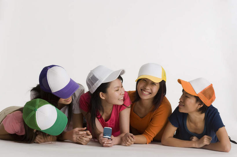 东方人,伙伴,朋友,笑,打电话,微笑,露齿笑,横图,室内,白天,正面,友谊,电话,帽子,手机,亚洲,五个人,服装,许多人,注视,休闲装,黄种人,通讯设备,运动帽,衣服,红色,绿色,紫色,白色,黑色,观察,看,趴着,一群人,休闲,休闲服,橙色,鸭舌帽,服饰,观看,察看,关注,一部,五顶,交流,友情,年轻女性,女人,女性,亚洲人,沟通,趴,通话,半身,彩图