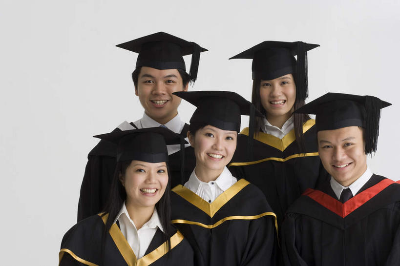 东方人,伙伴,朋友,学生,站,笑,微笑,露齿笑,横图,室内,白天,白色背景,正面,友谊,亚洲,五个人,许多人,注视,黄种人,观察,看,站着,一群人,同学,摄影,流苏,影棚,观看,察看,学士帽,校友,毕业,关注,学士服,同窗,学友,垂布,学士袍,五顶,友情,男人,男性,年轻男性,年轻女性,女人,女性,亚洲人,站立,半身,彩图,影棚拍摄,拍摄