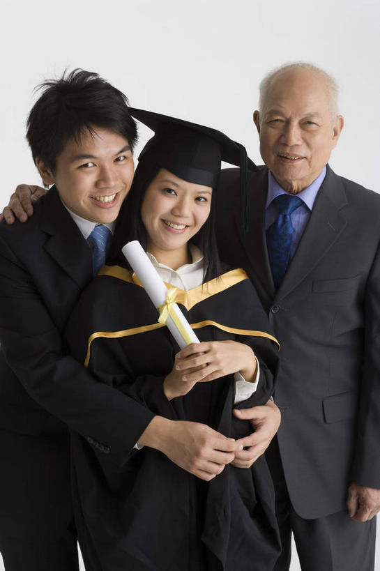 东方人,三个人,家庭,父亲,女儿,伙伴,朋友,学生,站,抱,笑,微笑,露齿笑,竖图,室内,白天,白色背景,正面,友谊,亚洲,文凭,兄妹,黄种人,盒子,一个,蓝色,站着,温暖,温馨,父女,父子,同学,一家人,父爱,摄影,流苏,影棚,单个,抱着,和睦,搂着,证书,学士帽,校友,毕业,学士服,学位证,学位证书,同窗,学友,垂布,学士袍,友情,老年男性,男人,男性,年轻男性,年轻女性,女人,女性,亚洲人,搂,搂抱,站立,半身,彩图,影棚拍摄,拍摄,融洽