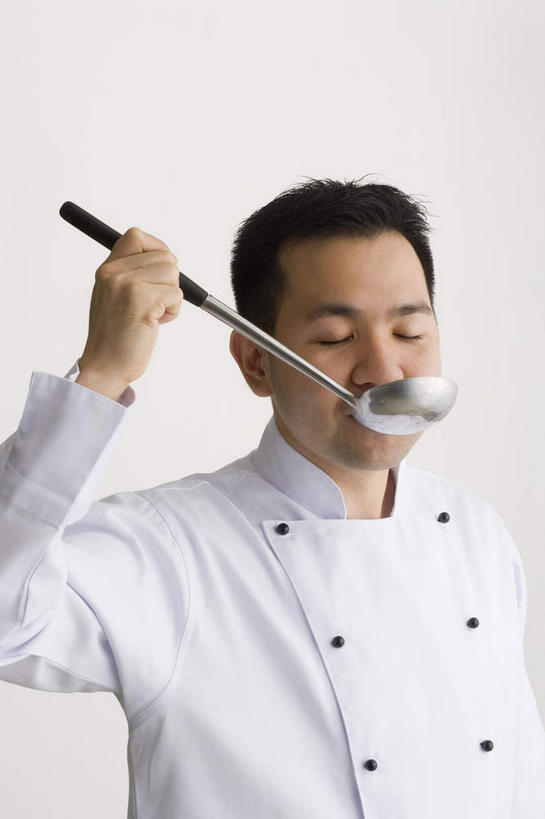 东方人,一个人,厨师,站,举,竖图,室内,白天,白色背景,正面,工作服,制服,亚洲,仅一个男性,仅一个人,仅一个中年男性,喝,勺子,注视,黄种人,调羹,汤匙,观察,看,托,站着,摄影,影棚,观看,察看,关注,工作制服,男人,男性,中年男性,亚洲人,厨师长,厨子,大厨,主厨,举起,举手,举着,向上举,向上伸,向上托,站立,半身,彩图,影棚拍摄,工作套服,拍摄