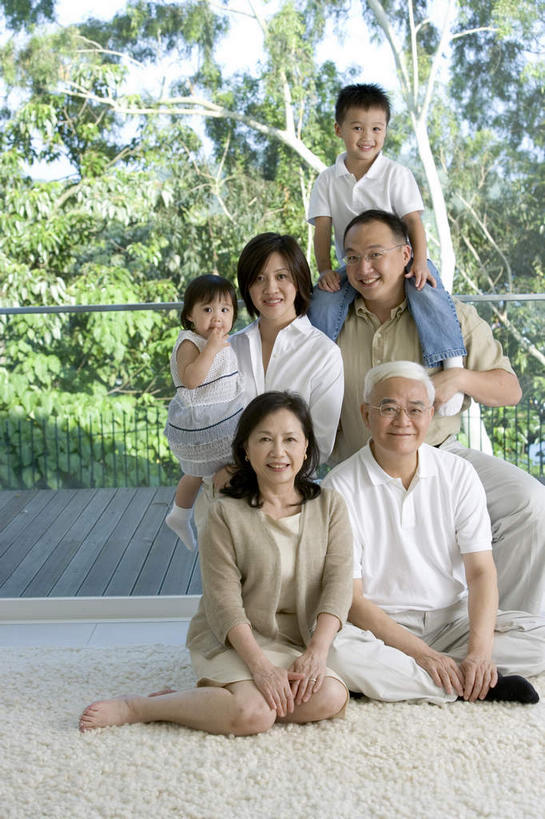 东方人,儿童,老年人,家庭,夫妻,母亲,父亲,女儿,儿子,祖母,祖父,三代同堂,栏杆,坐,跪,抱,盘腿,竖图,室外,白天,正面,爱情,纯洁,植物,地毯,亚洲,阴影,服装,裤子,朦胧,模糊,新鲜,光线,眼镜,影子,栅栏,篱笆,围栏,浪漫,牛仔裤,休闲装,黄种人,祖孙三代,护栏,树,树木,小孩,骑,衣服,绿色,阳光,自然,扛,休闲,温暖,温馨,父女,父子,母女,母子,一家人,休闲服,恩爱,父爱,可爱,母爱,童年,童趣,恋人,服饰,生长,奶奶,爷爷,成长,抱着,青春,祖孙,老花镜,和睦,搂着,生命,和平,安详,童真,烂漫,无邪,外婆,外孙女,外祖母,外公,外祖父,外孙,外孙子,冷色,远视眼镜,扛在肩上,骑在肩上,天真,老年男性,老年女性,男孩,男人,男性,年轻男性,年轻女性,女孩,女人,女性,亚洲人,孩子,年轻人,夫妇,情侣,全家福,孙女,孙子,跪着,怀抱,搂,搂抱,盘腿而坐,盘膝,盘着腿的,盘着腿坐,双腿交叉,相抱,拥抱,坐着,彩图,全身,伴侣,融洽,男生,女生,爸爸,多代同堂,妈妈