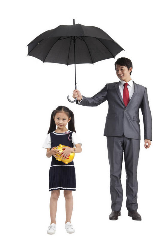 东方人,儿童,两个人,家庭,父亲,女儿,商务人士,商务男性,站,笑,微笑,露齿笑,竖图,室内,白天,白色背景,正面,衬衫,裙子,纯洁,亚洲,一把,握,套装,服装,伞,雨伞,遮阳伞,领带,拿,拿着,注视,休闲装,黄种人,阳伞,一个,小孩,衣服,容器,观察,看,站着,休闲,温暖,温馨,父女,一家人,休闲服,金色,储蓄罐,器皿,父爱,可爱,童年,童趣,储蓄,存钱,握着,金融,理财,短裙,摄影,服饰,影棚,经济,单个,观看,半身裙,和睦,察看,太阳伞,象征,庄重,资金,存钱罐,关注,摄影棚,商务装,存款,身份,流通,贸易,工薪阶层,童真,烂漫,无邪,贮钱罐,储钱罐,扑满,正式,地位,天真,男人,男性,年轻男性,女孩,亚洲人,孩子,年轻人,白领,上班族,站立,彩图,全身,影棚拍摄,衬衣,拍摄,融洽,女生,小猪存钱罐