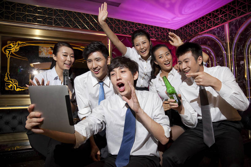 啤酒,东方人,伙伴,朋友,站,举,笑,微笑,露齿笑,横图,室内,夜晚,正面,衬衫,聚会,友谊,电脑,笔记本电脑,亚洲,握,阴影,光线,网络,影子,墙,灯光,领带,酒类,许多人,拿,拿着,注视,黄种人,通讯设备,顾客,墙壁,墙面,玻璃制品,酒,酒瓶,饮料,拍照,玻璃瓶,瓶子,观察,看,托,站着,一群人,啤酒瓶,握着,自拍,摄影,观看,ktv包厢,包厢,察看,无线,象征,庄重,关注,宴会,通信设备,身份,集会,无线网络,歌厅,无线上网,包房,便携式电脑,平板电脑,正式,地位,ktv包房,主顾,友情,手提电脑,男人,男性,年轻男性,年轻女性,女人,女性,亚洲人,举起,举手,举着,向上举,向上伸,向上托,站立,半身,彩图,衬衣,派对,卡拉ok,照相
