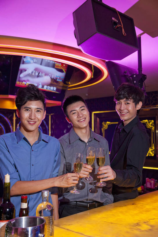 啤酒,东方人,三个人,伙伴,朋友,站,笑,微笑,露齿笑,竖图,室内,夜晚,正面,衬衫,聚会,友谊,吧台,餐桌,桌子,杯子,亚洲,一排,握,阴影,庆祝,整齐,光线,影子,墙,灯光,酒类,拿,拿着,注视,黄种人,顾客,墙壁,墙面,玻璃制品,酒,饮料,排列,酒杯,啤酒杯,干杯,观察,看,碰杯,站着,服务台,交际,友好,握着,餐台,观看,ktv包厢,包厢,庆贺,察看,队列,关注,宴会,礼仪,集会,歌厅,敬酒,包房,劝酒,ktv包房,主顾,友情,男人,男性,年轻男性,亚洲人,玻璃杯,站立,半身,彩图,衬衣,派对,卡拉ok,酒吧台