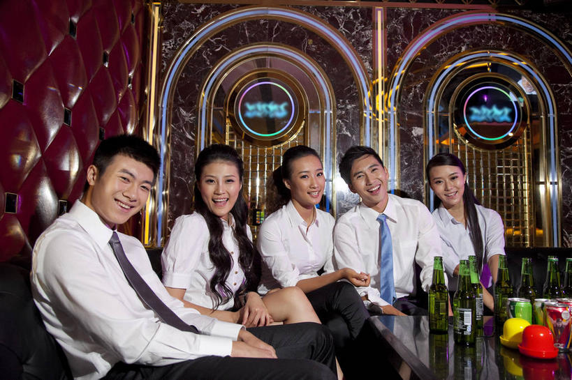 啤酒,东方人,伙伴,朋友,坐,笑,微笑,露齿笑,横图,室内,夜晚,正面,衬衫,聚会,友谊,沙发,桌子,亚洲,五个人,一排,阴影,整齐,光线,影子,墙,灯光,领带,酒类,许多人,扭头,注视,黄种人,顾客,墙壁,墙面,玻璃制品,酒,酒瓶,饮料,排列,玻璃瓶,瓶子,观察,看,转头,一群人,啤酒瓶,观看,ktv包厢,包厢,察看,象征,庄重,队列,关注,宴会,身份,集会,歌厅,包房,正式,地位,ktv包房,主顾,友情,男人,男性,年轻男性,年轻女性,女人,女性,亚洲人,坐着,半身,彩图,衬衣,派对,卡拉ok,皮沙发