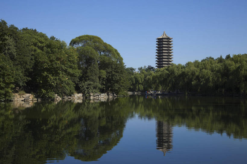 无人,学校,教学楼,横图,室外,白天,正面,旅游,度假,湖,湖泊,树林,水,植物,标志建筑,地标,建筑,北京,中国,亚洲,阴影,光线,影子,湖面,水流,水面,首都,娱乐,建设,校园,树,树木,蓝色,绿色,蓝天,天空,阳光,自然,湖水,人工湖,天,享受,休闲,教室,旅游胜地,放松,生长,晴朗,成长,东亚,海淀区,万里无云,中华人民共和国,北京市,京,北平,华北地区,晴空,晴空万里,彩图,教学大楼,北大,北京大学,京师大学堂,颐和园路,未名湖,博雅塔,一塔湖图