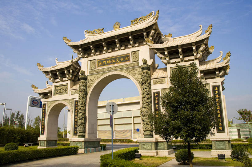 无人,寺庙,横图,室外,白天,仰视,旅游,度假,名胜古迹,植物,标志建筑,地标,建筑,澳门,中国,亚洲,阴影,节日,遗迹,光线,标志,文字,影子,字符,云,云朵,牌坊,牌楼,燃烧,云彩,古迹,文化,文物,娱乐,标识,建设,古建筑,树,树木,蓝色,绿色,白云,蓝天,天空,阳光,自然,香火,庙宇,天,祈祷,享受,休闲,健康,汉字,旅游胜地,放松,许愿,宗教,信仰,生长,晴朗,成长,纪念,祈求,祭祀,中文,表彰,荣誉,古文明,东亚,港澳台,中华人民共和国,国文,华文,荣耀,澳门特别行政区,澳,平安,晴空,彩图,低角度拍摄,庙,寺,传统文化,路环,路环岛,澳门妈祖文化村,叠石塘山,妈祖文化村,塔石塘山