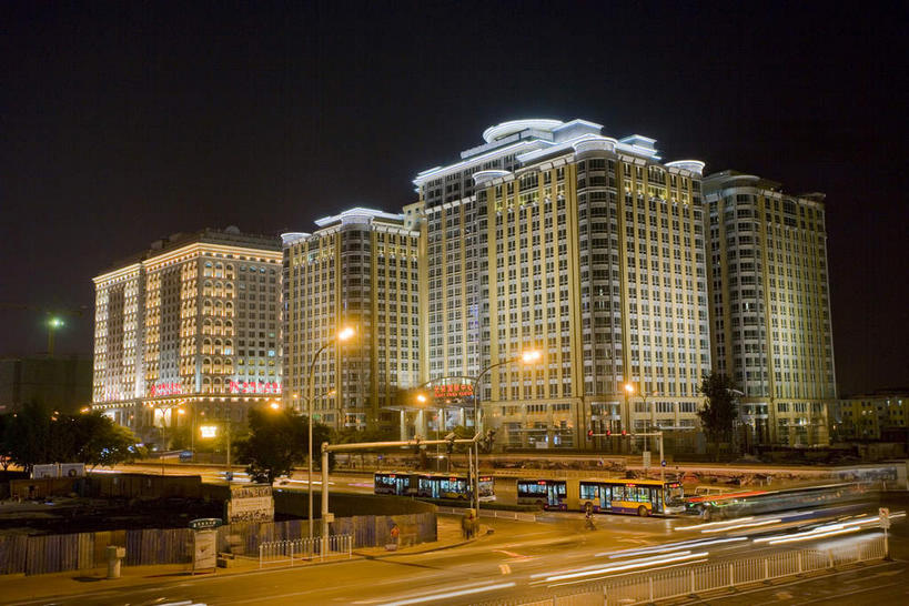 无人,高楼大厦,横图,室外,夜晚,正面,度假,美景,植物,城市风光,标志建筑,城市,大厦,道路,地标,建筑,路,路灯,摩天大楼,夜景,公路,照明,北京,中国,亚洲,阴影,光线,影子,景观,灯光,交通,首都,娱乐,建设,灯,树,树木,绿色,黑色,天空,自然,天,享受,休闲,景色,放松,生长,成长,照亮,照明设备,长安街,东亚,中华人民共和国,北京市,京,北平,华北地区,马路,彩图,大楼,高层建筑,高楼,摩天楼,神州第一街