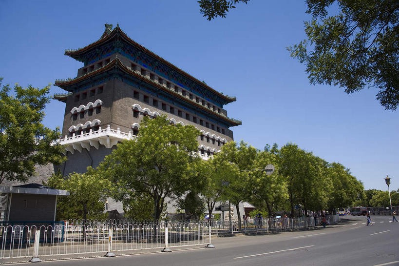 无人,横图,室外,白天,仰视,旅游,度假,名胜古迹,植物,标志建筑,道路,地标,建筑,路,公路,北京,中国,亚洲,阴影,遗迹,光线,影子,墙,分界线,停车线,交通,首都,古迹,文物,娱乐,建设,城墙,古建筑,墙壁,墙面,树,树木,蓝色,绿色,蓝天,天空,阳光,自然,天,享受,休闲,旅游胜地,放松,城楼,生长,晴朗,成长,车行道,车行道分界线,坚硬,前门,标线,防御,古文明,东亚,车行线,万里无云,中华人民共和国,东城区,北京市,京,北平,华北地区,门楼,坚固,晴空,晴空万里,马路,彩图,低角度拍摄,前门大街,正阳门,箭楼,正阳门箭楼,东城