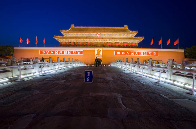 东方人,一个人,无人,天安门,栏杆,横图,照片,室外,夜晚,正面,旅游,度假,名胜古迹,标志建筑,地标,建筑,旗帜,国旗,北京,天安门广场,中国,亚洲,仅一个男性,仅一个人,仅一个中年男性,一排,遗迹,整齐,飘扬,毛泽东,标志,木板,文字,字符,围栏,桥,木桥,首都,黄种人,古迹,文物,娱乐,标识,建设,古建筑,护栏,五星红旗,栈桥,排列,蓝色,蓝天,天空,天,享受,休闲,汉字,旅游胜地,放松,摄影,主席,飘逸,人行桥,木板桥,领导,队列,中文,飞扬,毛主席,中国国旗,古文明,东亚,中华人民共和国,东城区,北京市,京,北平,华北地区,国文,华文,天安门城楼,二十八画生,润之,诗人,石三伢子,咏芝,革命家,理论家,首脑,战略家,男人,男性,中年男性,亚洲人,旗,相片,半身,彩图,拍摄,照相,红地五星旗,中华人民共和国国旗,承天门