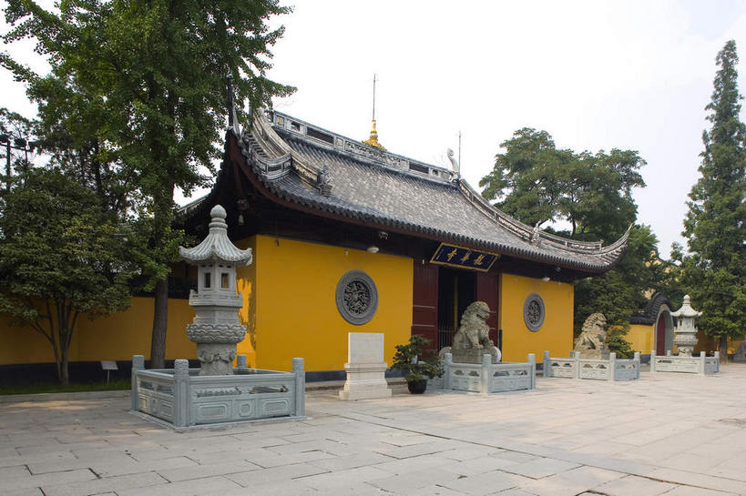 无人,寺庙,横图,室外,白天,正面,旅游,度假,名胜古迹,植物,标志建筑,地标,建筑,哺乳动物,野生动物,狮子,雕塑,上海,中国,亚洲,节日,辟邪,遗迹,艺术,装饰,雕刻,雕像,乌云,云,阴天,云朵,云彩,古迹,文化,文物,娱乐,建设,古建筑,石雕,树,树木,绿色,天空,自然,动物,工艺品,庙宇,石狮,城隍庙,天,祈祷,享受,休闲,健康,旅游胜地,放松,许愿,宗教,佛教,信仰,生长,成长,纪念,祈求,美术,申,昏暗,阴沉,主题,凶猛,陈列,黄浦区,古文明,东亚,喇嘛教,藏传佛教,上海市,中华人民共和国,沪,华东地区,功能,美学,驱邪,祛邪,避邪,守护神,释教,老城隍庙,残暴,平安,凶残,彩图,庙,寺,藏语系佛教,西藏佛教