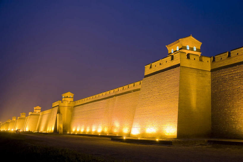 无人,横图,室外,夜晚,仰视,旅游,度假,建材,名胜古迹,标志建筑,地标,建筑,平遥,中国,亚洲,阴影,遗迹,光线,材料,瓦片,影子,砖,砖块,墙,屋檐,灯光,古迹,文物,娱乐,建设,城墙,古建筑,檐,墙壁,墙面,享受,休闲,砖头,旅游胜地,放松,建造,城楼,坚硬,防御,古文明,东亚,山西,山西省,中华人民共和国,华北地区,门楼,晋,晋中,晋中市,坚固,平遥县,石料,彩图,低角度拍摄,砌墙砖,平遥古城,平遥古镇