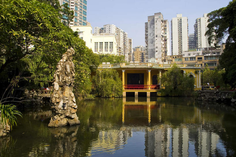 无人,高楼大厦,横图,室外,白天,正面,度假,湖,湖泊,石头,美景,森林,山,树林,水,植物,城市风光,城市,大厦,建筑,摩天大楼,澳门,中国,亚洲,阴影,艺术,光线,石子,影子,手工艺品,亭子,湖面,景观,山峰,水流,水面,建筑群,山峦,文化,娱乐,建设,树,树木,蓝色,绿色,倒影,蓝天,天空,阳光,工艺品,凉亭,湖水,天,享受,休闲,假山,景色,放松,生长,晴朗,成长,倒映,高雅,东亚,万里无云,港澳台,中华人民共和国,自信心,品位,澳门特别行政区,澳,反照,石块,岩石,晴空,晴空万里,彩图,大楼,高层建筑,高楼,摩天楼,小山