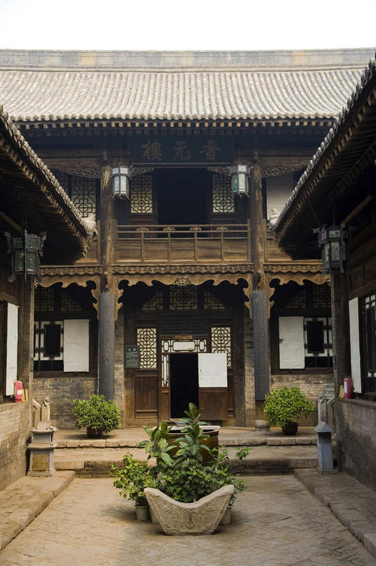 无人,家,竖图,室外,白天,正面,旅游,度假,名胜古迹,植物,门,标志建筑,地标,建筑,平遥,中国,亚洲,阴影,遗迹,光线,盆栽,瓦片,影子,柱子,房屋,墙,屋檐,屋子,走道,走廊,过道,盆景,古迹,文物,娱乐,建设,古建筑,楼房,檐,墙壁,墙面,住宅,绿色,天空,阳光,自然,门框,天,享受,休闲,旅游胜地,放松,生长,成长,古文明,东亚,山西,山西省,中华人民共和国,华北地区,晋,晋中,晋中市,平遥县,彩图,房子,平遥古城,平遥古镇