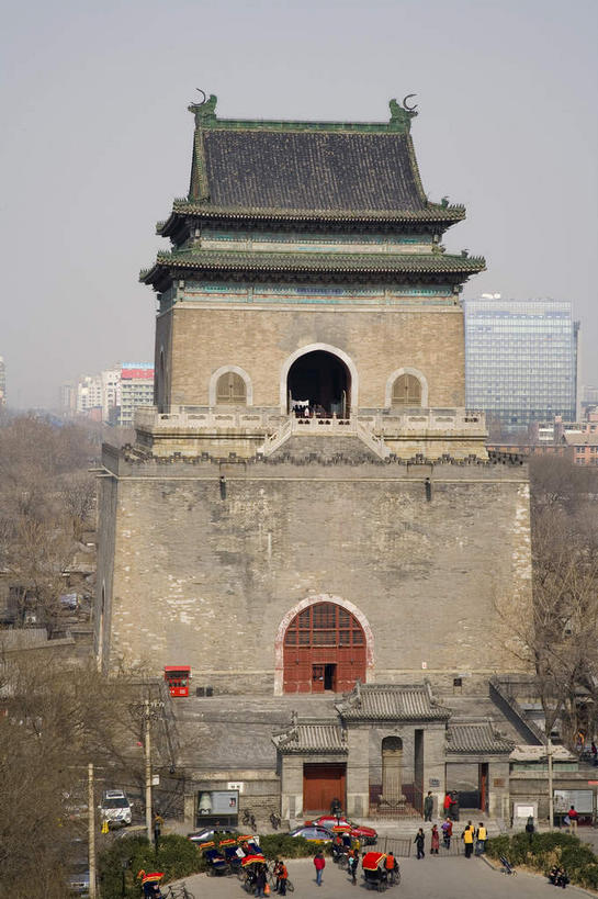 西方人,栏杆,站,竖图,俯视,室外,白天,旅游,度假,植物,标志建筑,地标,建筑,汽车,北京,欧洲,中国,欧洲人,亚洲,行人,游客,游人,服装,电力,电线,电线杆,瓦片,线,墙,屋檐,乌云,云,阴天,云朵,拱门,围栏,钟楼,电能,首都,许多人,线路,云彩,注视,休闲装,娱乐,建设,护栏,檐,路人,旅客,墙壁,墙面,车,树,树木,衣服,绿色,天空,自然,交通工具,轿车,天,观察,看,站着,一群人,享受,休闲,休闲服,旅游胜地,放松,服饰,生长,成长,观看,电,电源,察看,昏暗,阴沉,关注,载具,能量,东亚,中华人民共和国,北京市,京,北平,华北地区,西城区,过客,男人,男性,年轻男性,年轻女性,女人,女性,白种人,站立,半身,彩图,高角度拍摄,北京钟楼,地安门外大街