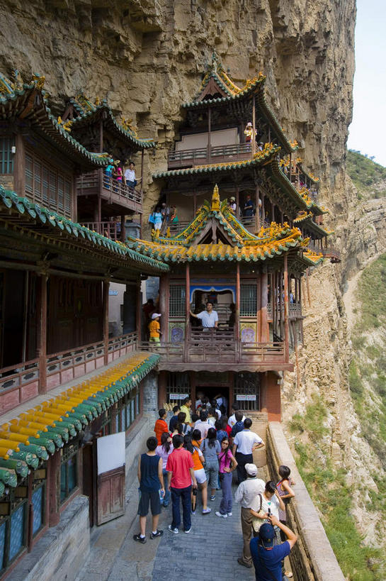 寺庙,栏杆,站,竖图,俯视,室外,白天,旅游,度假,石头,名胜古迹,山,山脉,植物,标志建筑,地标,建筑,大同,恒山,中国,亚洲,一排,许多,阴影,服装,节日,遗迹,整齐,光线,石子,瓦片,影子,柱子,屋檐,山峰,围栏,走道,走廊,过道,山峦,很多,燃烧,注视,休闲装,古迹,文化,文物,娱乐,建设,古建筑,护栏,檐,树,树木,排列,衣服,绿色,阳光,自然,香火,庙宇,群山,观察,看,祈祷,站着,享受,休闲,健康,休闲服,旅游胜地,放松,许愿,宗教,服饰,信仰,生长,成长,观看,纪念,祈求,察看,队列,关注,古文明,东亚,山西,山西省,中华人民共和国,华北地区,晋,大同市,五岳,平安,石块,岩石,站立,半身,彩图,高角度拍摄,庙,寺,北岳,北岳恒山,浑源县,玄空寺,悬空寺,飞檐