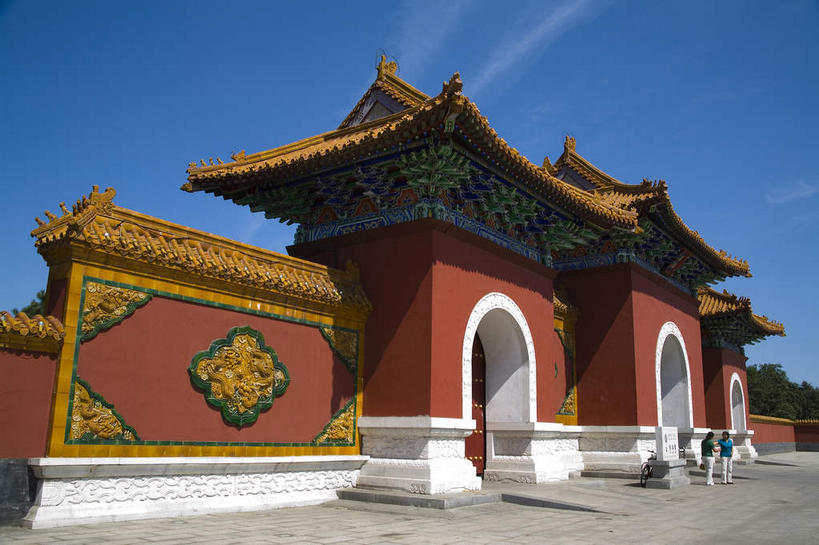 无人,宫殿,横图,室外,白天,正面,旅游,度假,名胜古迹,标志建筑,道路,地标,建筑,路,中国,亚洲,阴影,遗迹,光线,瓦片,影子,墙,屋顶,屋檐,云,云朵,拱门,小路,褐色,交通,云彩,顶棚,古迹,文物,娱乐,建设,古建筑,檐,墙壁,墙面,红色,蓝色,白云,蓝天,天空,阳光,天,享受,休闲,墓地,旅游胜地,放松,晴朗,坟墓,陵墓,宫廷,坟场,古文明,东亚,辽宁,辽宁省,沈阳,中华人民共和国,省会,沈阳市,辽,东北地区,王宫,晴空,彩图,皇宫,北陵,清昭陵,昭陵