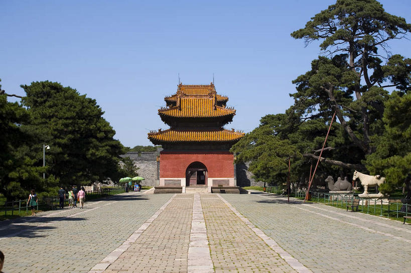 无人,宫殿,横图,室外,白天,正面,旅游,度假,名胜古迹,植物,标志建筑,道路,地标,建筑,路,中国,亚洲,阴影,遗迹,光线,瓦片,影子,墙,屋顶,屋檐,云,云朵,拱门,小路,褐色,交通,云彩,顶棚,古迹,文物,娱乐,建设,古建筑,檐,墙壁,墙面,树,树木,红色,蓝色,绿色,白云,蓝天,天空,阳光,自然,天,享受,休闲,墓地,旅游胜地,放松,生长,晴朗,成长,坟墓,陵墓,宫廷,坟场,古文明,东亚,辽宁,辽宁省,沈阳,中华人民共和国,省会,沈阳市,辽,东北地区,王宫,晴空,彩图,皇宫,北陵,清昭陵,昭陵